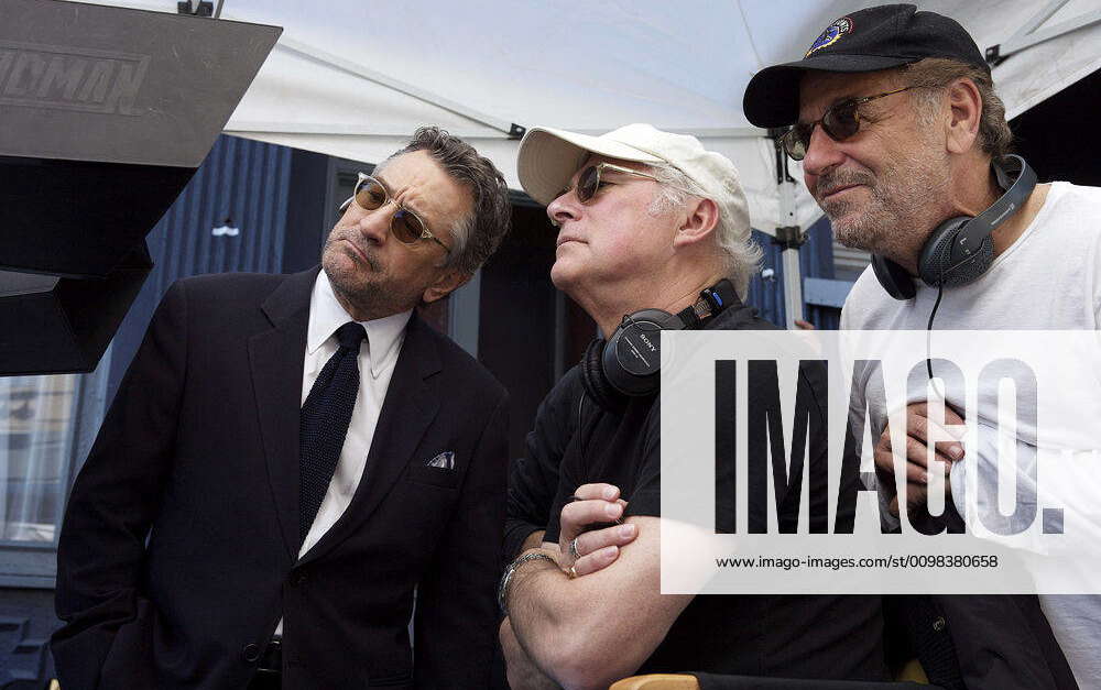 WHAT JUST HAPPENED?, from left: Robert De Niro, director Barry Levinson ...