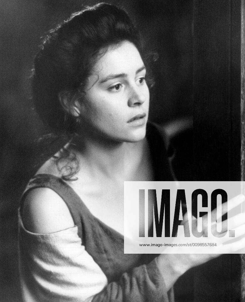 ARMY OF DARKNESS, Embeth Davidtz, 1993, Universal courtesy Everett