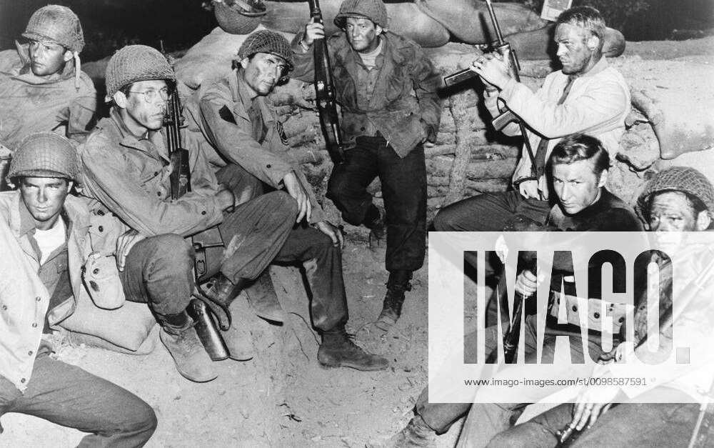 HELL IS FOR HEROES, from left: Harry Guardino (rear), James Coburn ...