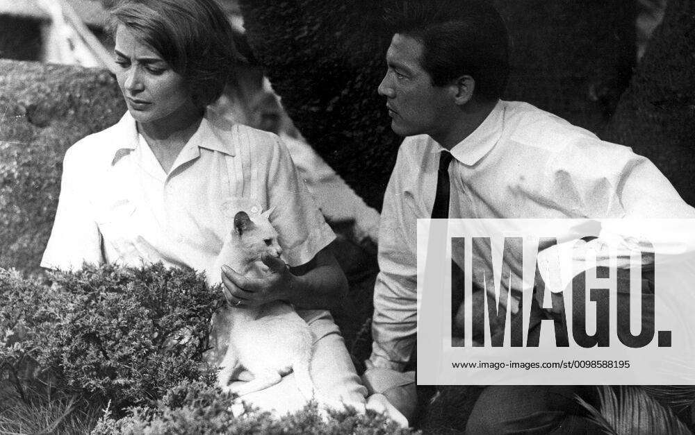 HIROSHIMA MON AMOUR, Emanuelle Riva, Eiji Okada, 1959 Courtesy