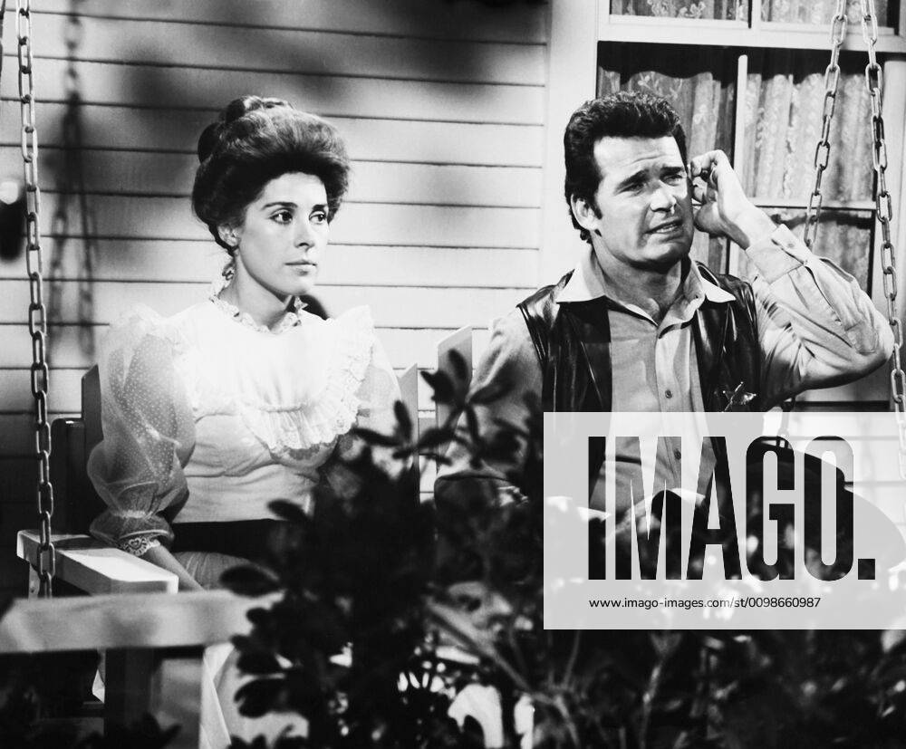 SUPPORT YOUR LOCAL SHERIFF, from left Joan Hackett, James Garner, 1969
