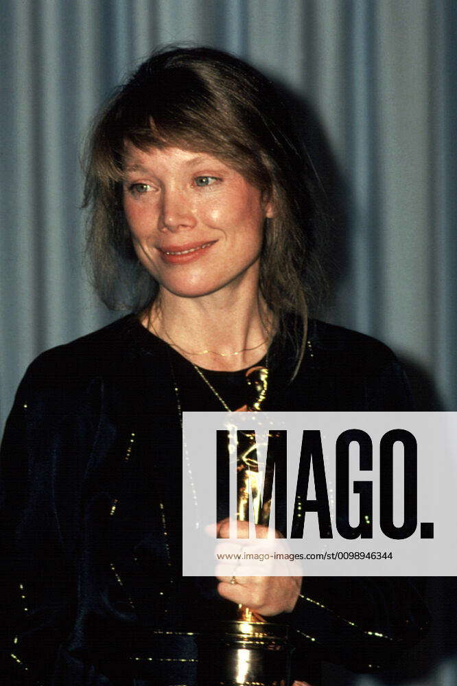 1980: SISSY SPACEK holds her Best Actress award for COAL MINER S ...