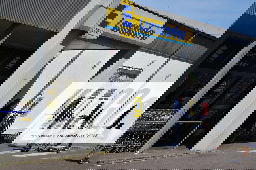 In Saarbrücken, Edeka Lonsdorfer screens the body temperature of all ...