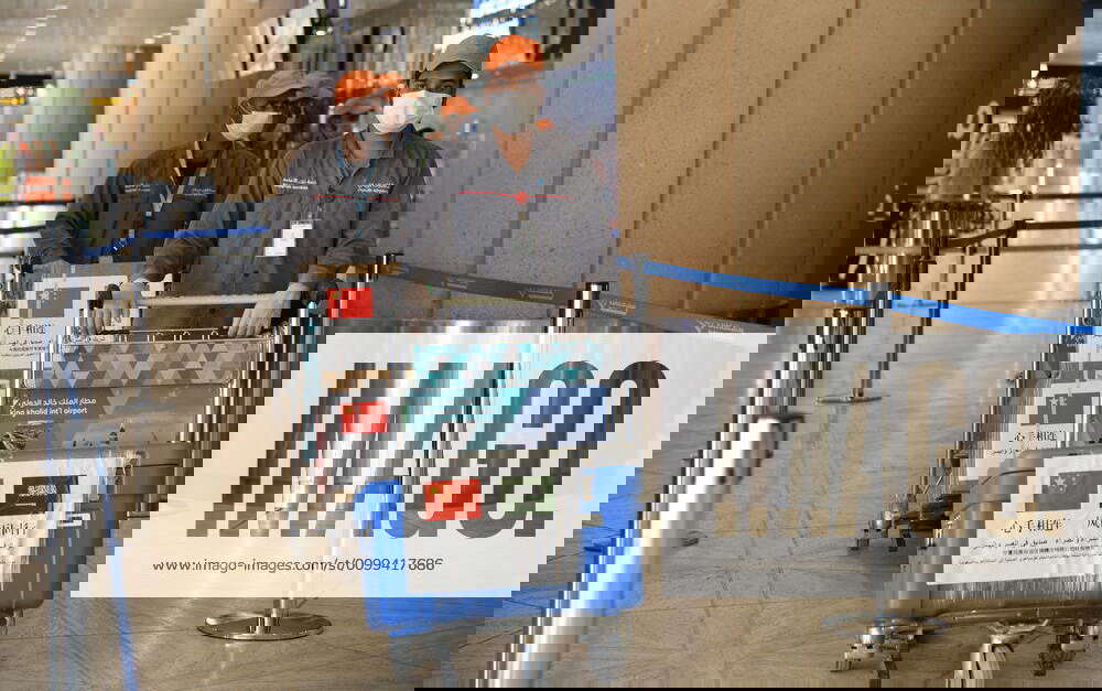 (200415) RIYADH, April 15, 2020 Workers move medical supplies