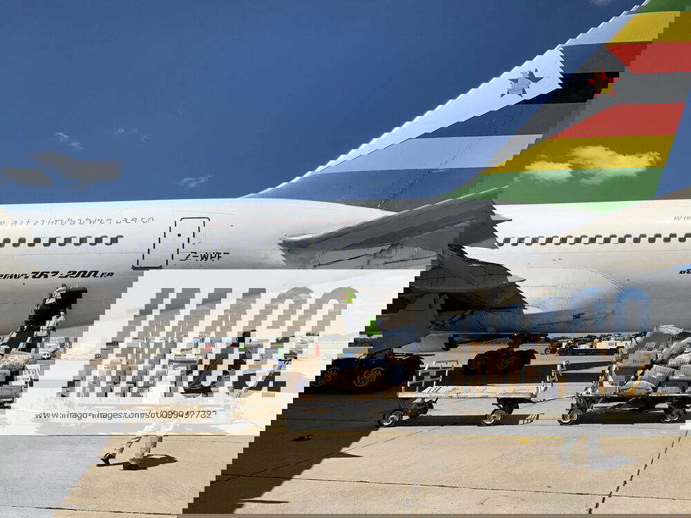 (200421) HARARE, April 21, 2020 (Xinhua) A charter flight unloads