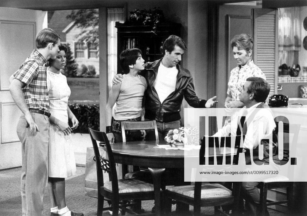 HAPPY DAYS, from left: Ron Howard, Erin Moran, Scott Baio, Henry ...