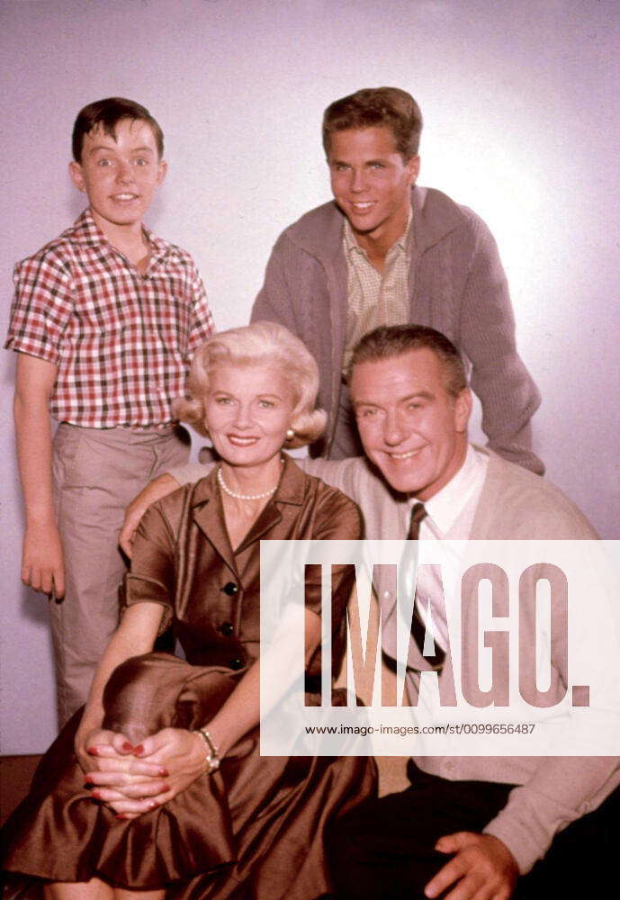 LEAVE IT TO BEAVER Jerry Mathers Tony Dow Barbara Billingsley