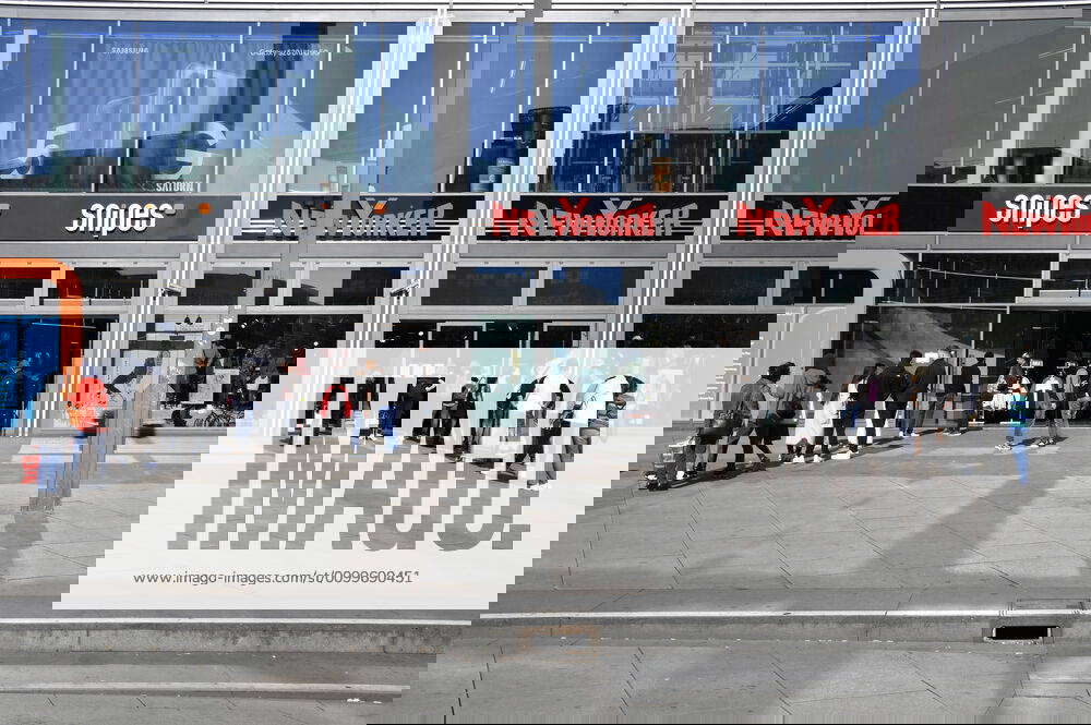 Die ersten Läden am Alexanderplatz haben nach der CoronaZwangspause wieder Nur mit dem Die ersten Läden am Alexanderplatz haben nach der CoronaZwangspause wieder Nur mit dem