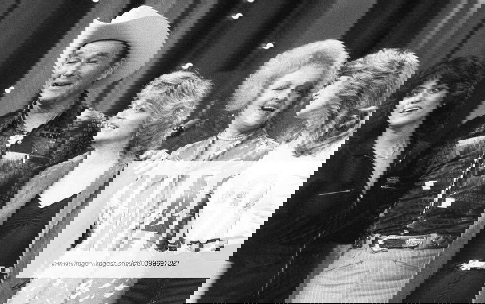 BARBARA MANDRELL AND THE MANDRELL SISTERS, from left Louise Mandrell