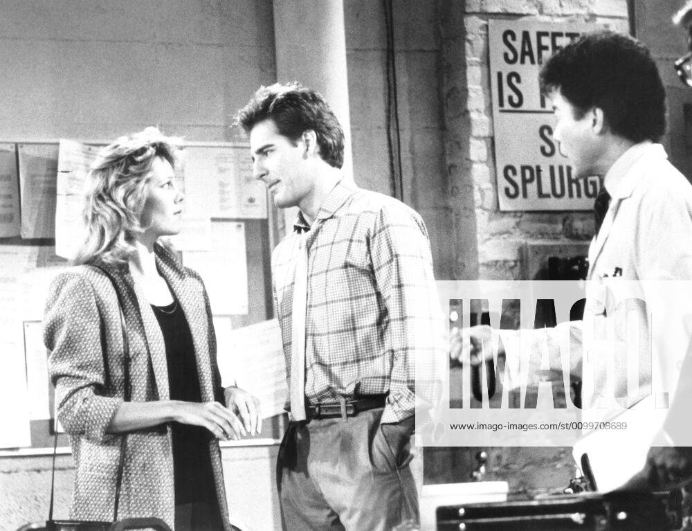 GUNG HO, from left Wendy Schaal, Scott Bakula, Sab Shimono, Love Me