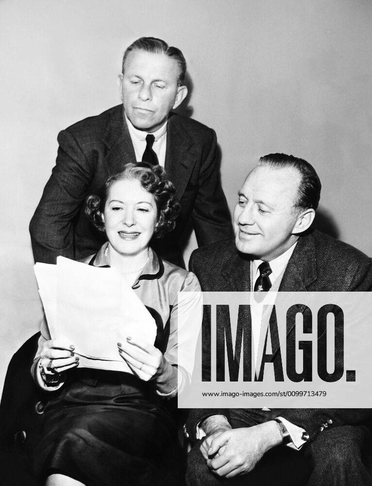 THE JACK BENNY PROGRAM, front from left: Gracie Allen, Jack Benny ...