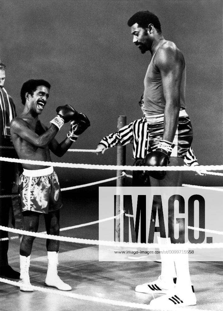 LAUGH-IN, 1968-73, Sammy Davis Jr., Wilt Chamberlain, in boxing ring, 12 31  1970 Courtesy