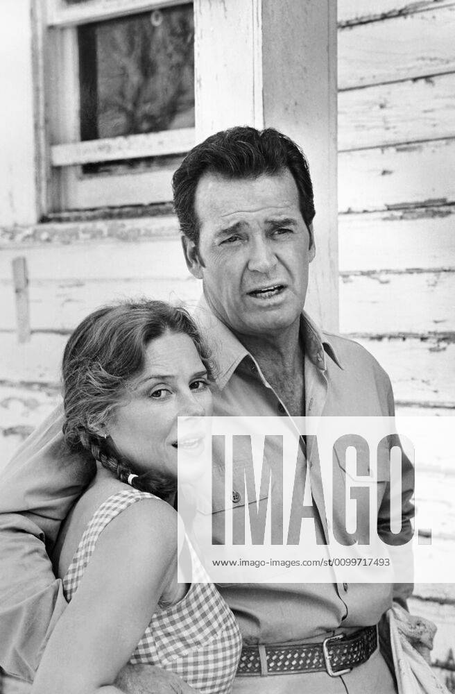 THE LONG SUMMER OF ADAMS, from left Joan Hackett, James Garner