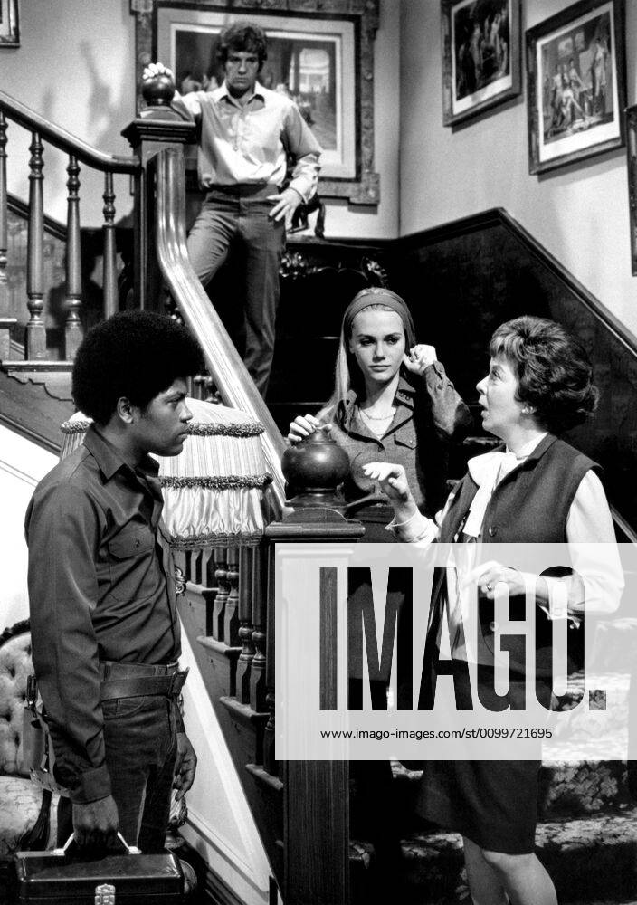 the-mod-squad-michael-cole-top-of-stairs-clarence-williams-iii