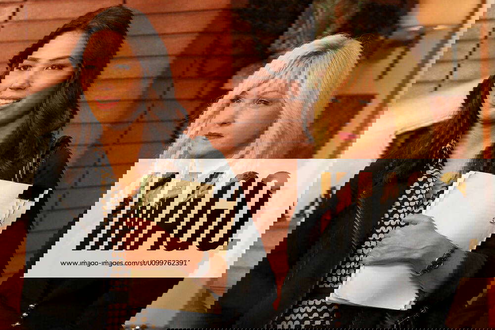 BONES, lr Michaela Conlin, Cyndi Lauper in The Psychic in the Soup