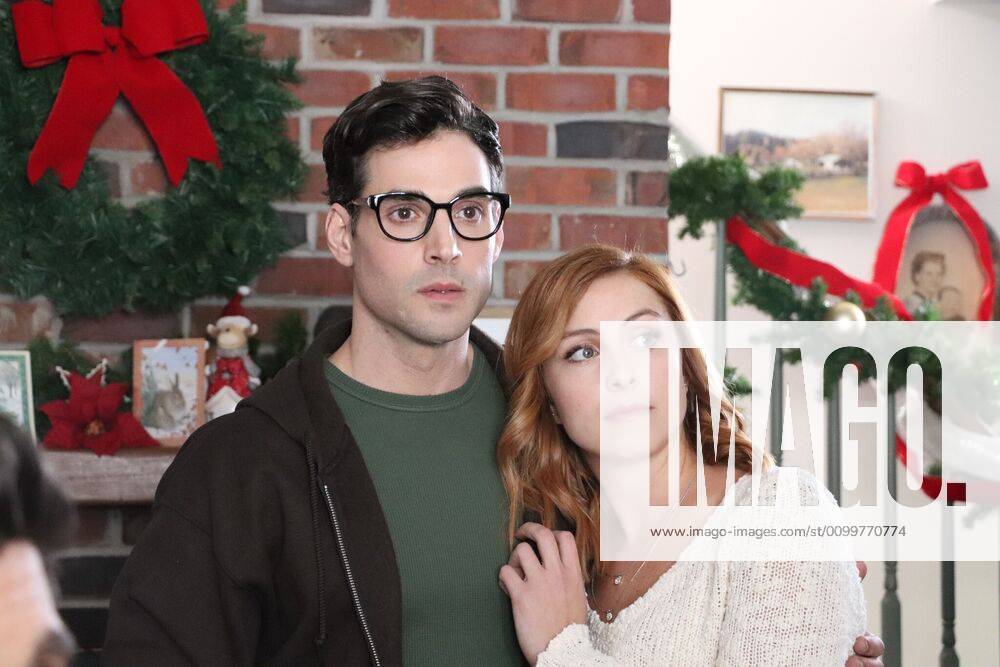 CHRISTMAS WEDDING RUNAWAY, (aka COLD FEET AT CHRISTMAS), from left