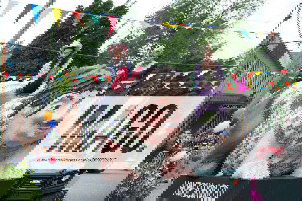 HATERS BACK OFF, (from left) Colleen Ballinger, John Early, Starr Off The Parade , (Season