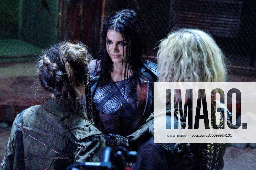 The 100 From Left Lola Flanery Back To Camera Marie Avgeropoulos Eliza Taylor Back To