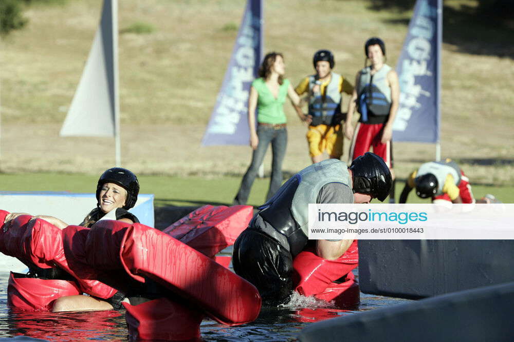 WIPEOUT, (from left, foreground): contestants Jessi Duran, Kevin ...