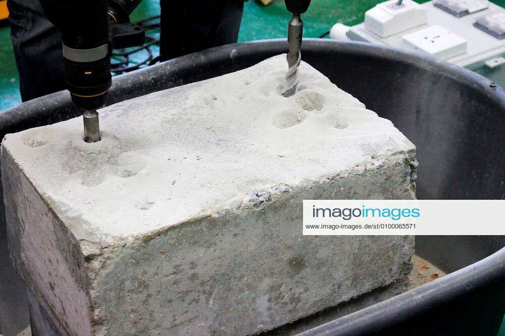 Drilling holes in concrete xFotosearchxLBRFx xpattarasudax