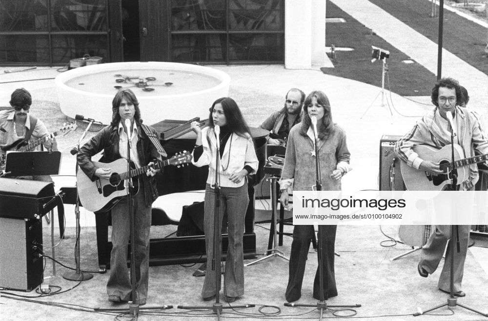 THE STARLAND VOCAL BAND SHOW, foreground from left Jon Carroll, Margot