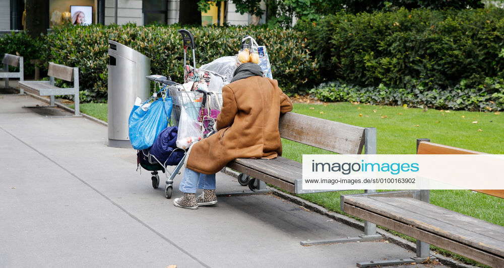 Photo Manuel Geisser 30 4 2020 Zurich Homeless woman on a bench with