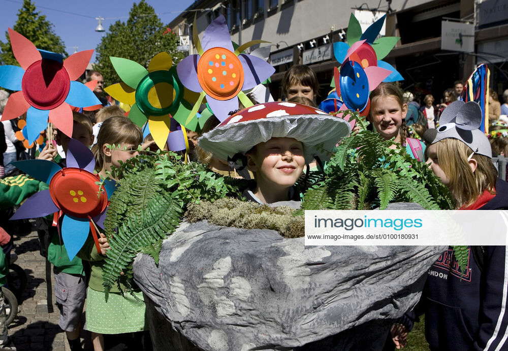 UPPSALA 20070522 A parade of children from preschools and kindergartens