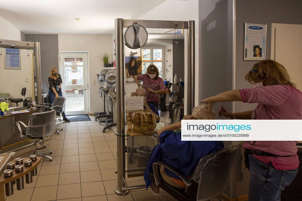 Wuerzburg, hairdresser Angelique Vanselow, 04 05 2020, Coronavirus