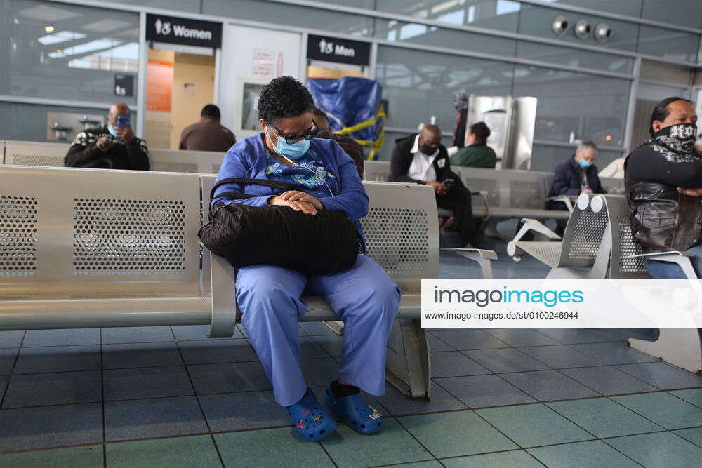 May 4, 2020, Staten Island, NY, U.S A masked nurse in scrubs has a