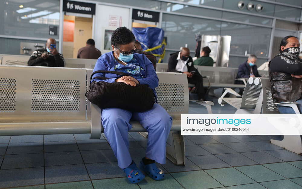 May 4, 2020, Staten Island, NY, U.S A masked nurse in scrubs has a