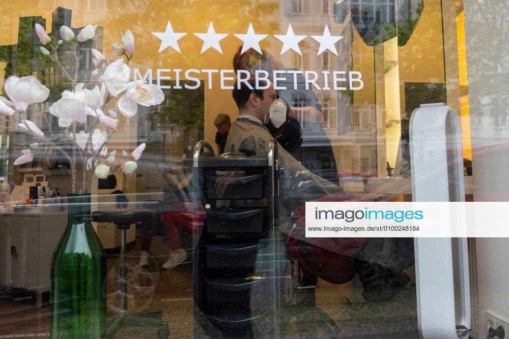 Customer and employee of a Berlin hairdresser with mouthguard As of