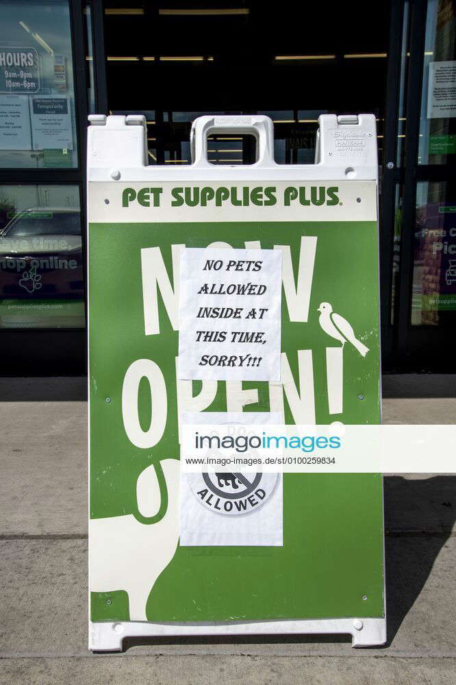 Vadnais Heights, Minnesota, Sign at a pet supply store saying no pets