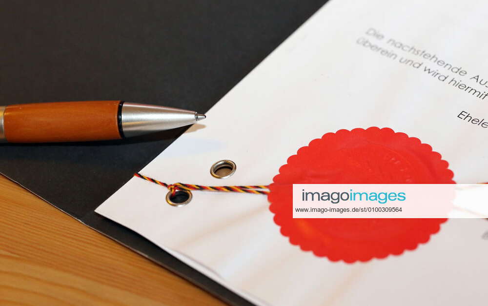 Notarieller Vertrag mit rotem Dienstsiegel *** Notarial contract with ...