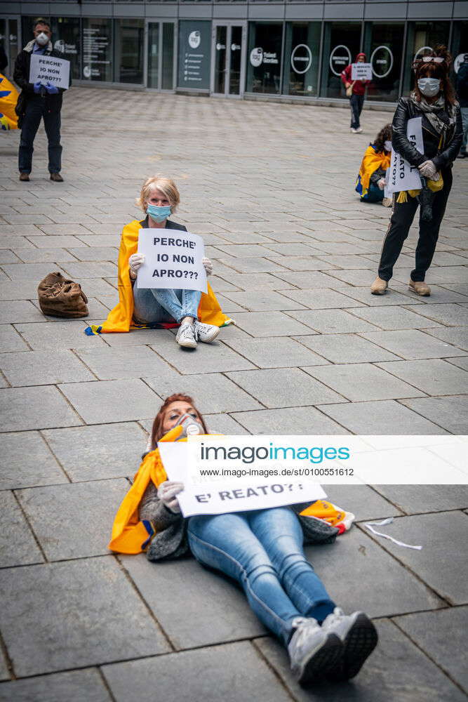 Flash Mob Proteste Milan - Coronavirus emergency - Flash mob protest by FIVA, street ...