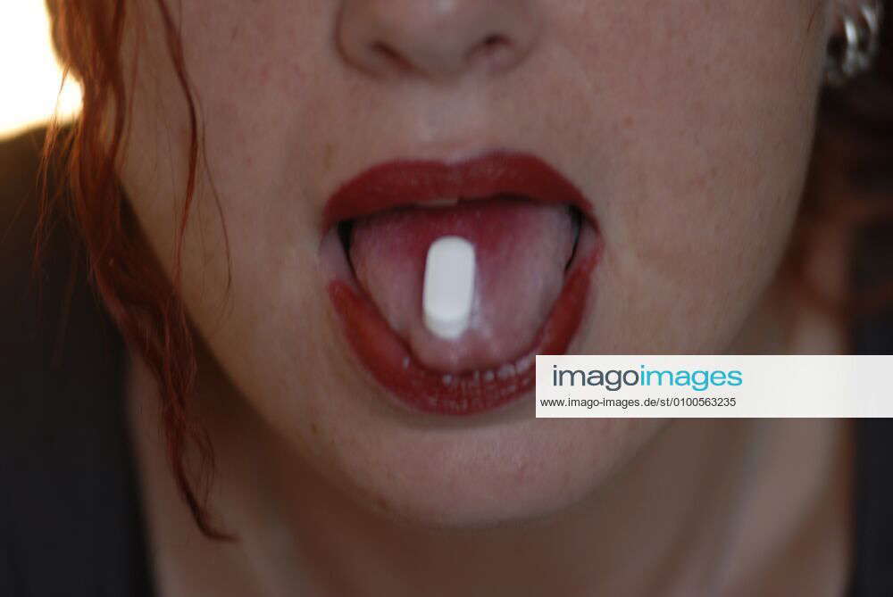 Frau nimmt Arznei ein, im Mund, auf Zunge, roter Mund, rote Lippen, Lippenstift, Pille