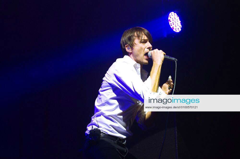 93-brett-anderson-suede-concert-at-the-huxleys-on-november-18-2013