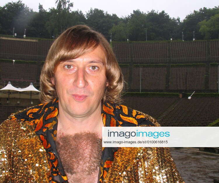 1 Portrait Dieter Thomas Kuhn in der Berliner Waldbühne zum Promotermin, Föhnwelle im Regen, Musi 1 Portrait Dieter Thomas Kuhn in der Berliner Waldbühne zum Promotermin, Föhnwelle im Regen, Musi