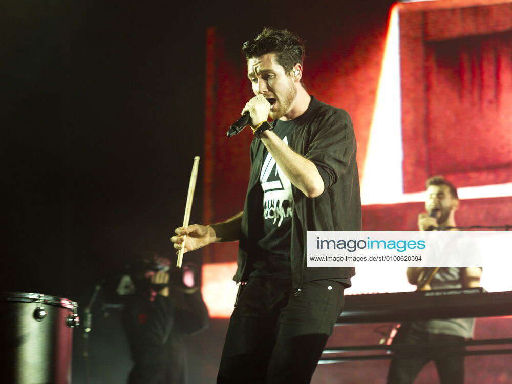 93 BASTILLE , Dan Smith vocals , concert in the Max Schmeling Hall ...