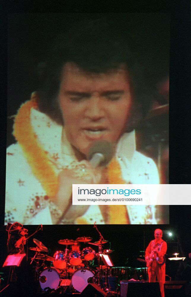 28 Show 99 Elvis the concert, the band of Elvis Presley plays to video