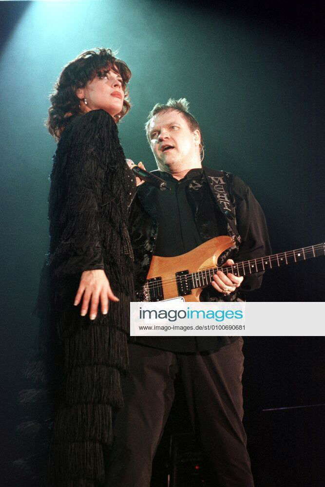 27 Concert 99 Meat Loaf and his female singer in duet, singer and guitarist, voc,g, rock