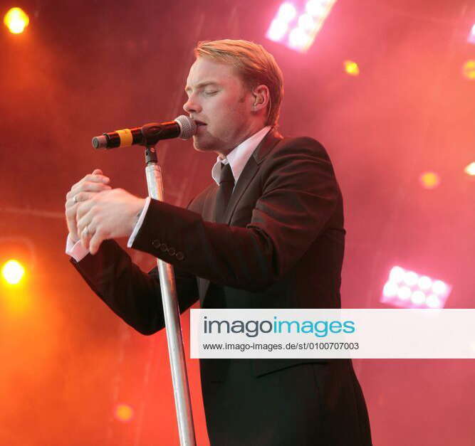 12 Konzert Ronan Keating auf dem Roncalliplatz in Koeln vor dem Koelner Dom, Saenger, Singer, ehema 12 Konzert Ronan Keating auf dem Roncalliplatz in Koeln vor dem Koelner Dom, Saenger, Singer, ehema