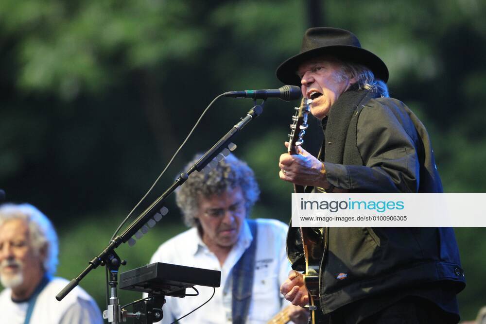 19 Konzert Neil Young & Crazy Horse, Gitarrist Frank Poncho Sampedro