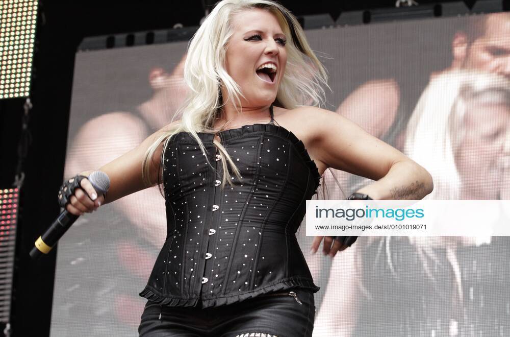 32 Concert Cascada, singer Natalie Horler, Stars For Free in the Berlin ...