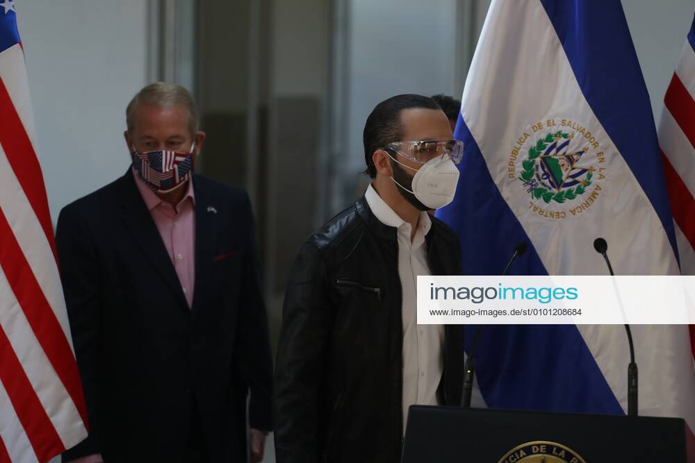 The United States Ambassador to El Salvador Ronald Johnson (i) and