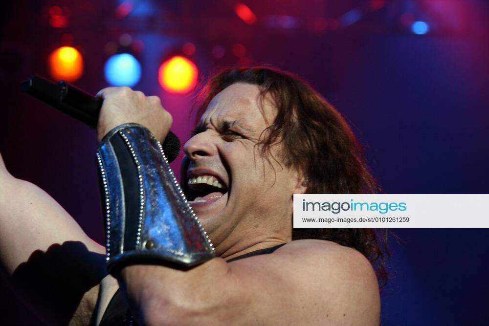 8 concert Manowar, singer Eric Adams singing, in the Max Schmeling