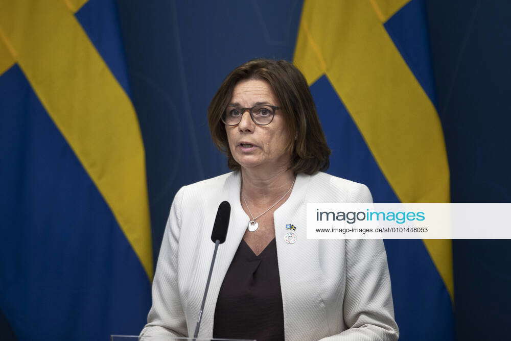 Vice statsminister Isabella Lövin (MP) vid en pressträff om