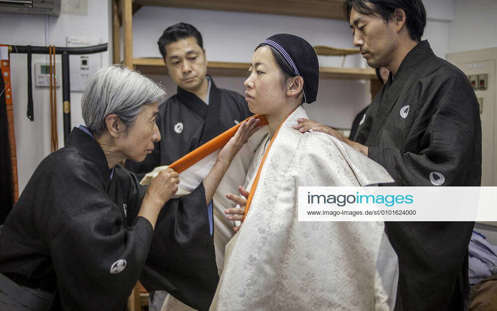 actors-of-noh-moments-before-the-show-started-national-noh-theatre-4