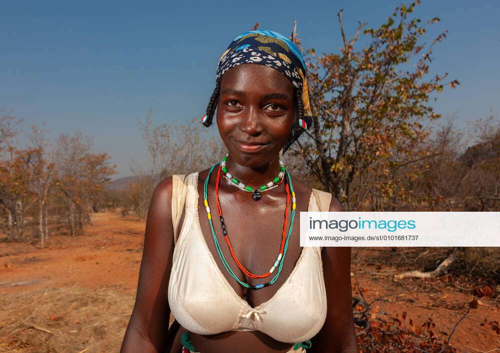 ANGOLA - PORTRAIT OF A MUDIMBA TRIBE WOMAN WEARING A BRA - CAHAMA Portrait  of a Mudimba tribe