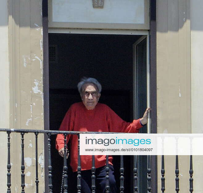 Emilio Fede Out To The Sixth Floor Balcony In The Grand Hotel Santa 2438