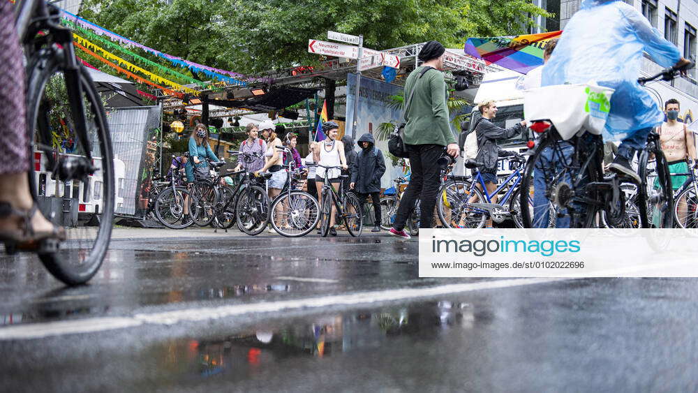 cologne-naked-bike-ride-2020-demonstrators-prepare-for-demonstration